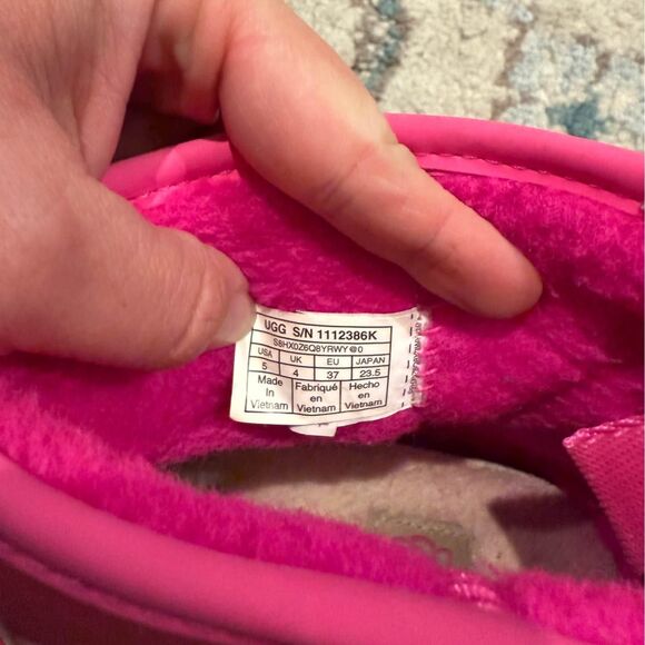 UGG Classic Clear Mini Boot in Hot Pink (Dragon Fruit) Girls Size 5 - Picture 10 of 10